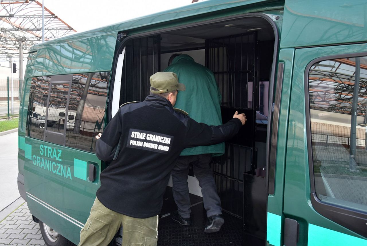 Gruzin ścigany za zabójstwo wpadł w Polsce. Zatrzymanie na lotnisku we Wrocławiu