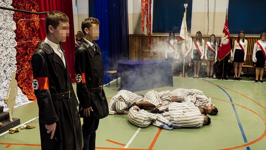 Szkolna inscenizacja mordowania więźniów obozu koncentracyjnego