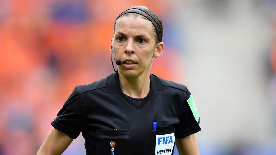 Sędzia piłkarska Stephanie Frappart obrażana przez mężczyzn