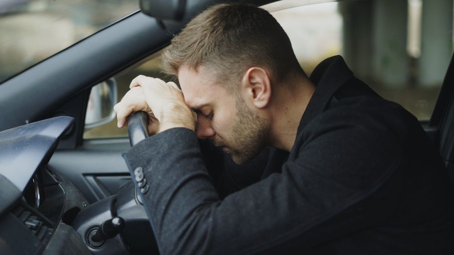 Zarabia 2200 złotych, boi się, co powie jego dziewczyna