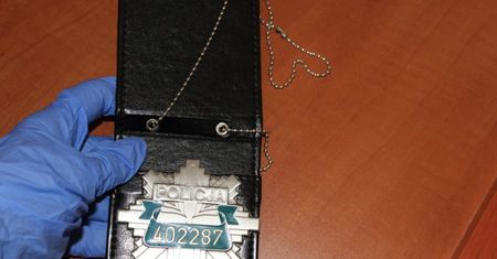 "Policjant" krzyczał za picie w miejscu publicznym. Sam miał w kieszeni butelkę wódki