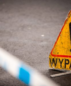 Wypadek na S8 w Warszawie, samochód dachował. Za jego kierownicą 91-latek