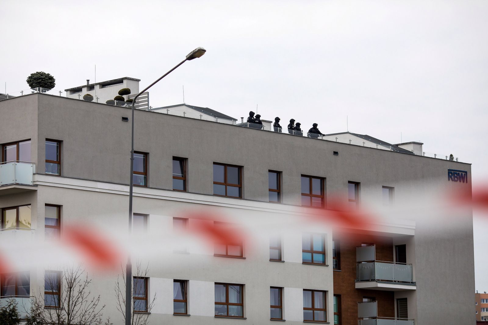 Antyterroryści na dachu budynku w Poznaniu