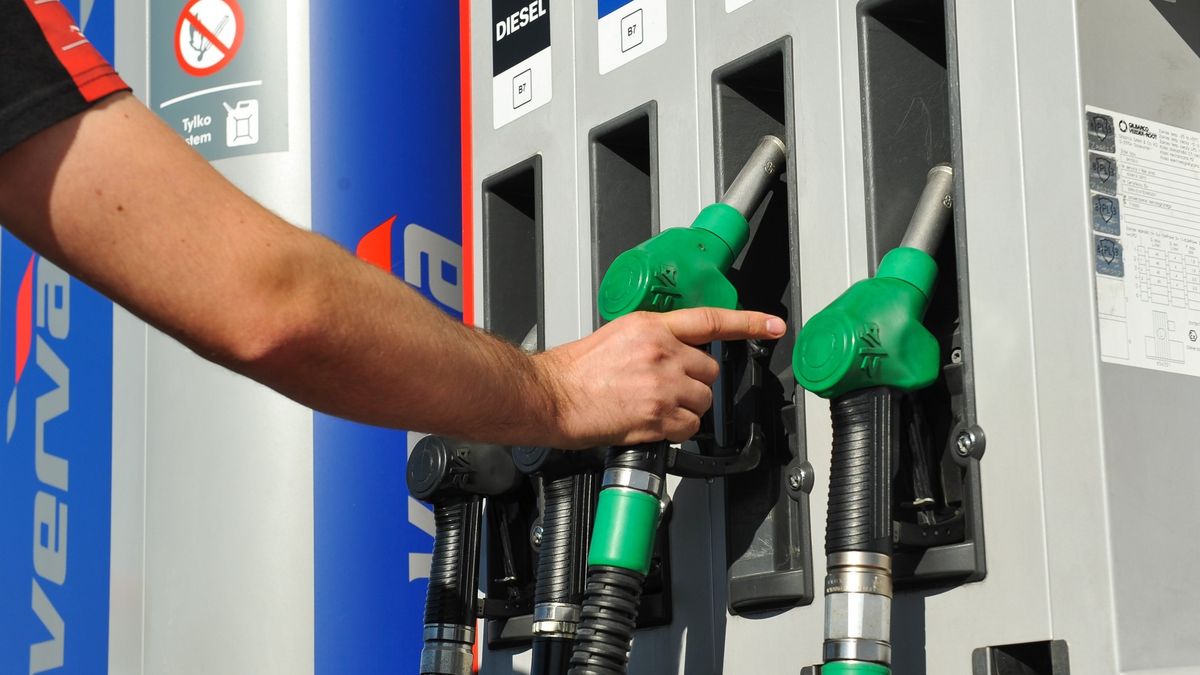 Poznań. Cena benzyny na jednej ze stacji spadła poniżej 3 zł za litr.