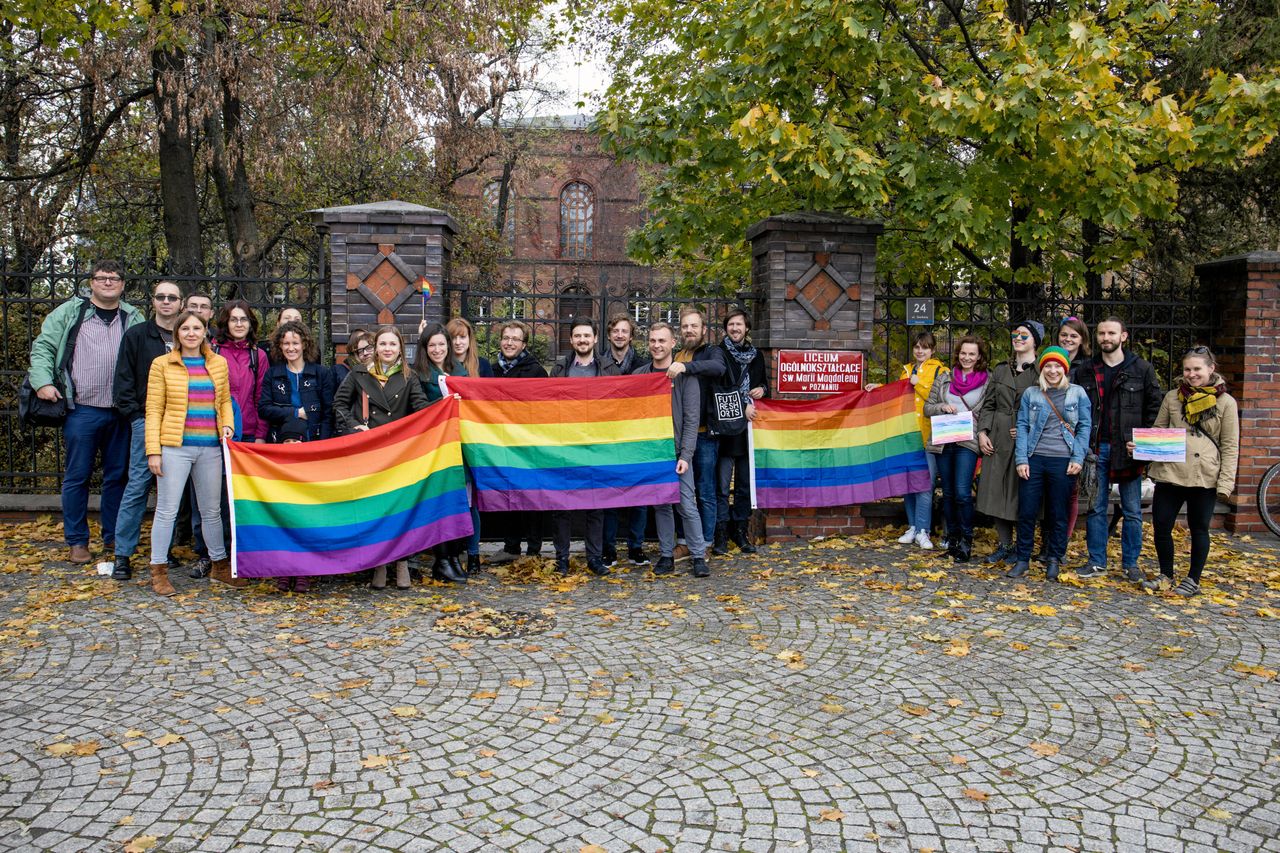 Tęczowa niedziela pod poznańskim liceum. Absolwenci wsparli uczniów