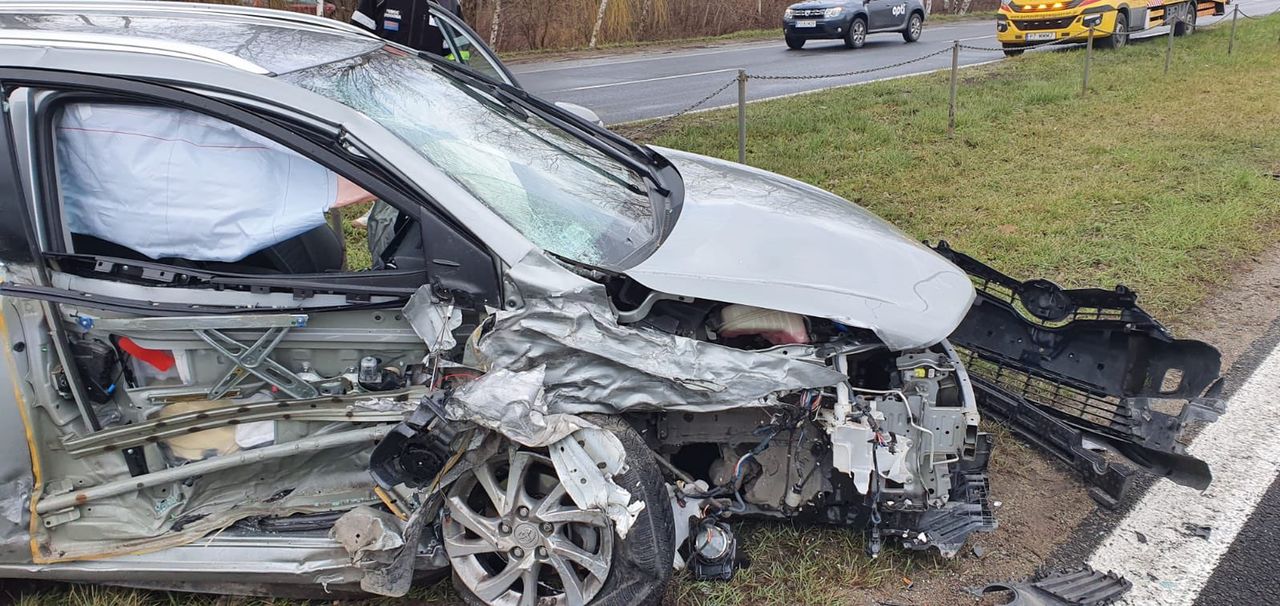 Groźny wypadek w Poznaniu. "Chciał się przejechać", rozbił auto i ranił dwójkę dzieci