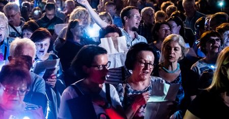 Reforma systemu sprawiedliwości. Protesty sędziów w Poznaniu. Utworzono "łańcuch światła"