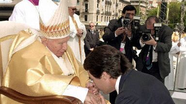 Premier Aznar całuje dłoń Jana Pawła II