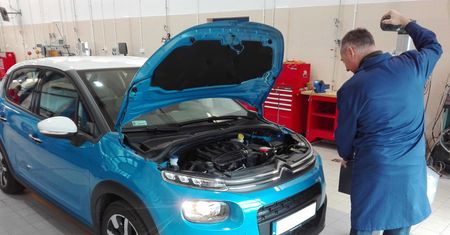 Nowe zasady badań technicznych już funkcjonują. Posiadacze starszych aut będą mieć trudniej