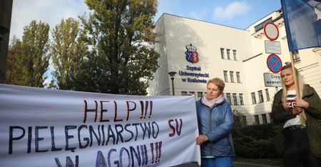 Protest pielęgniarek i położnych w Krakowie. Domagają się wyrównania podwyżek ze środków NFZ