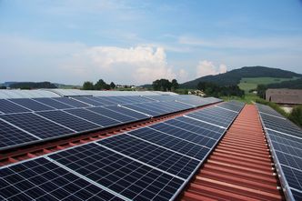 Panele słoneczne zintegrowane z dachem – czy to dobry pomysł?