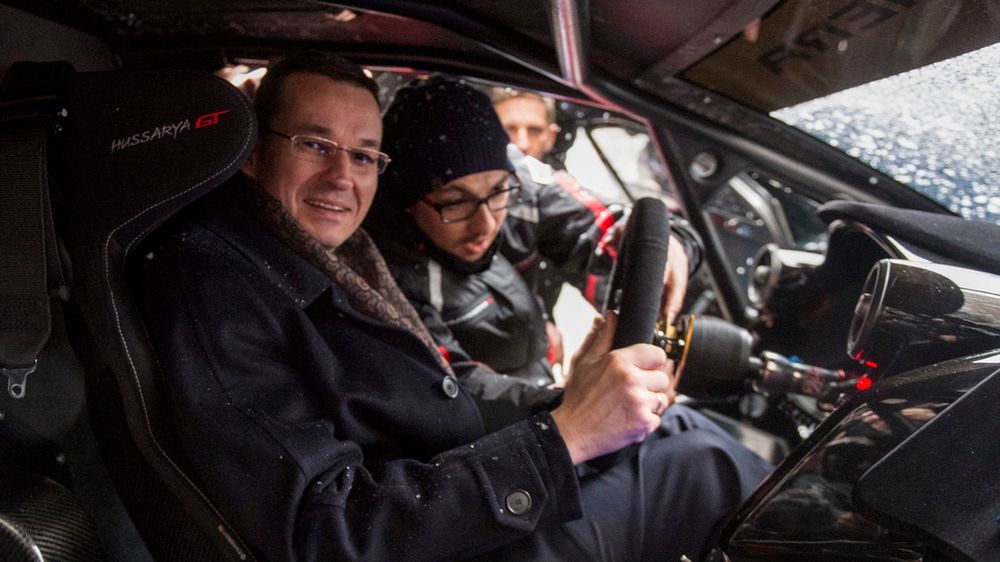 Premier Morawiecki przymierza się do Arrinery Electric - polskiego auta elektrycznego. Samochód od zera do 100 km/h przyśpiesza w 2 sek.