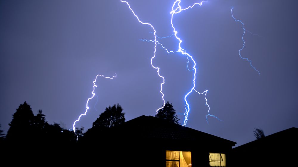 Nie wystarczy wyjęcie wtyczki z gniazdka elektrycznego. Komputery zazwyczaj są podłączone do sieci internetowej, z której również trzeba je odłączyć. 