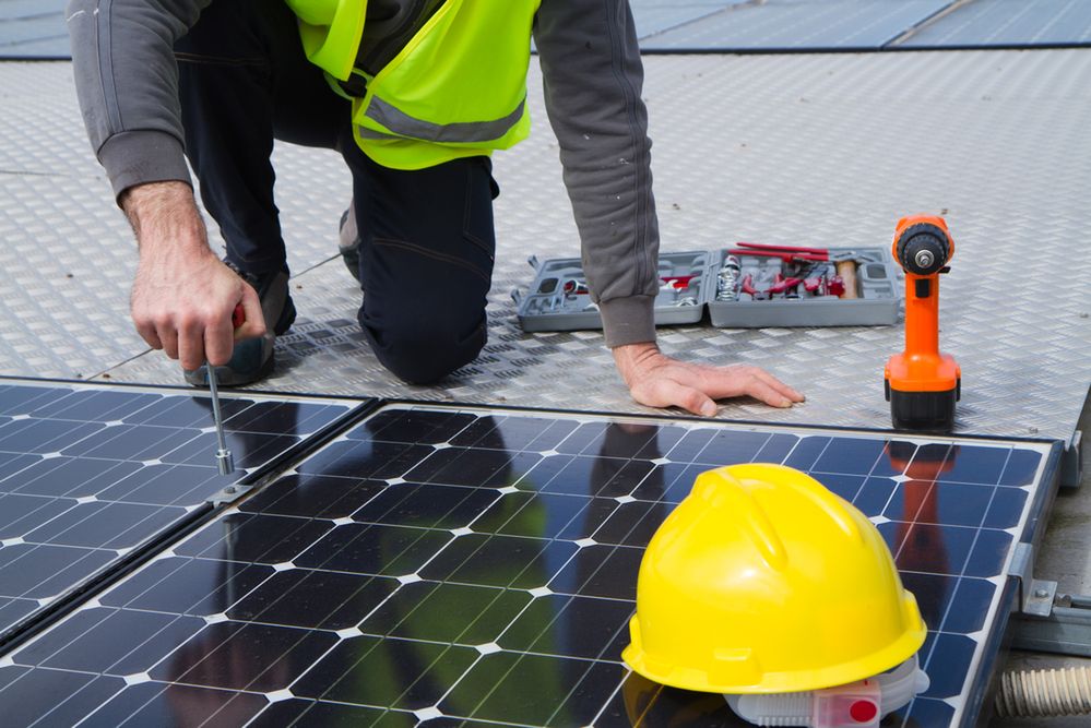 Panele fotowoltaiczne – czy warto inwestować w domową elektrownię?