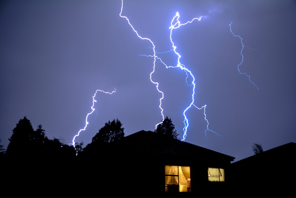 A niech to piorun! Jak uchronić sprzęt przed wyładowaniami atmosferycznymi?