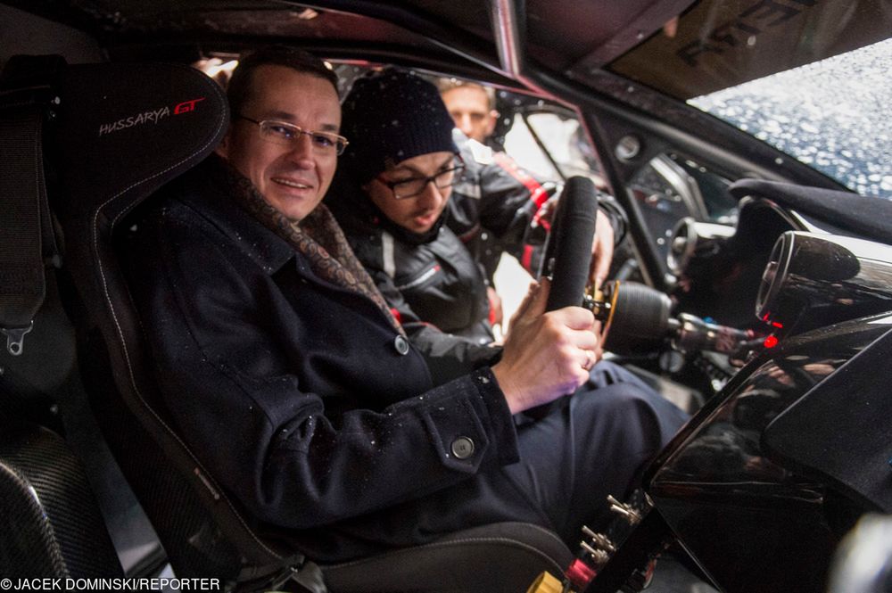 "Oszczędzisz 50 tys. zł - tylko kup elektryka". Tyle teoria, dopłat - nie ma 