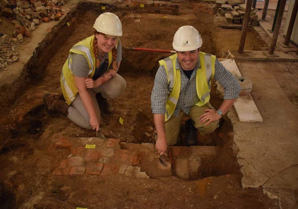 Włamali się do sklepu w  Essex. Pod podłogą odkryli średniowieczne skarby