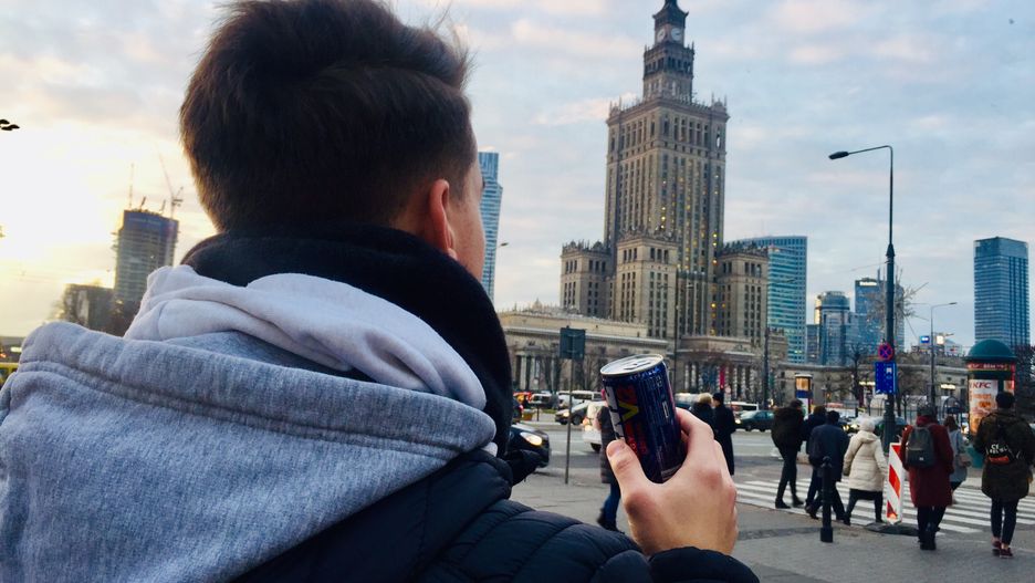 Adam wypijał codziennie 5 napojów energetycznych. 
