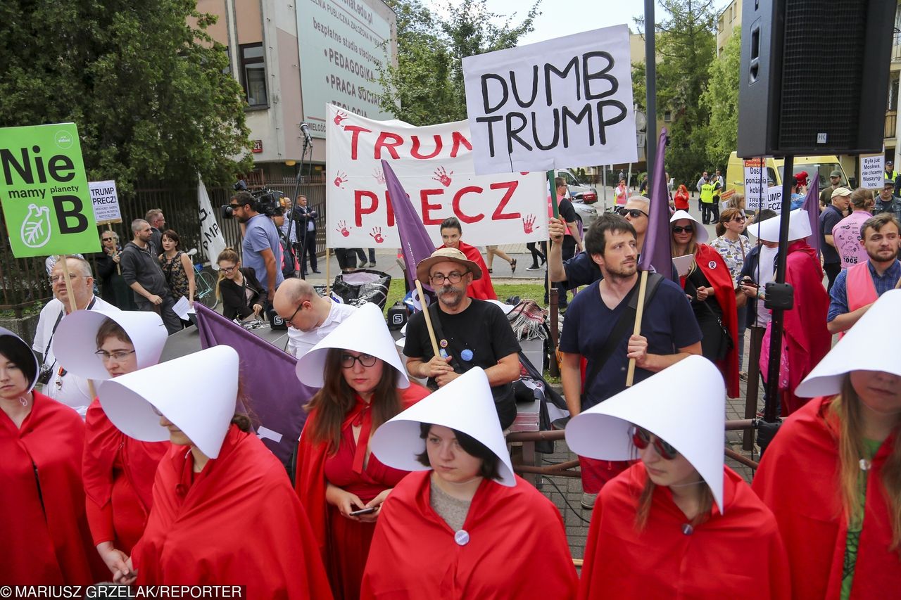 Kolejny protest w stylu "Opowieści Podręcznej". Kobiety boją się nie tego co trzeba