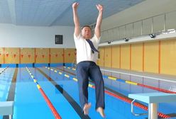 Burmistrz wskoczył do basenu w ubraniu. Efekt? Zamknęli basen