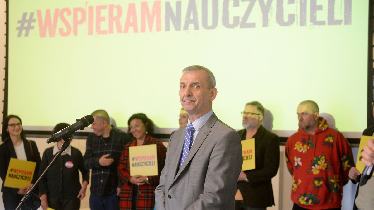 Zbieraniem pieniędzy dla nauczycieli zajmuje się też powołany specjalnie do tego celu komitet społeczny "Wspieram Nauczycieli"