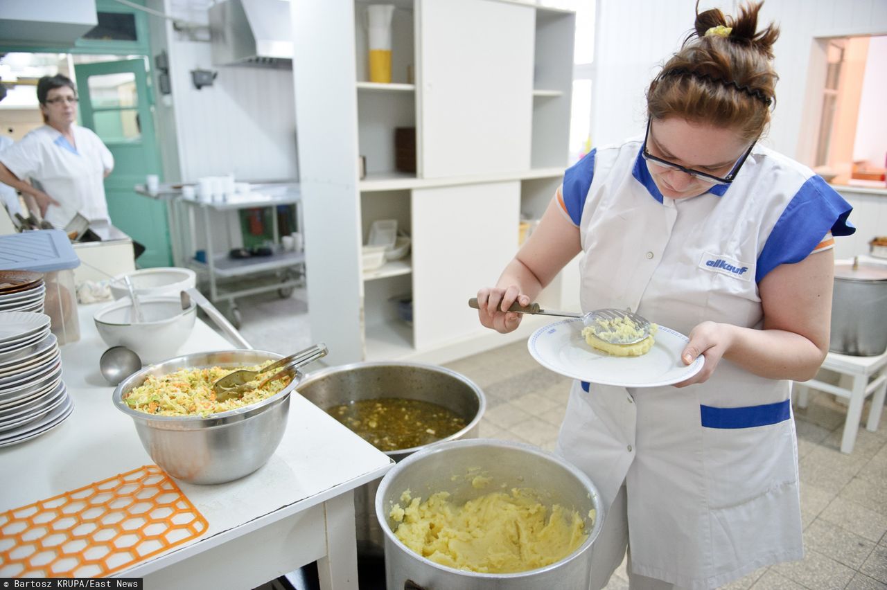 Tysiące dzieci zostanie bez ciepłego posiłku? Zamknięte szkoły to gigantyczny problem
