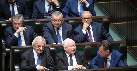 PiS szuka miliardów. W rządzie są już scenariusze innych zmian w oskładkowaniu najlepiej zarabiających