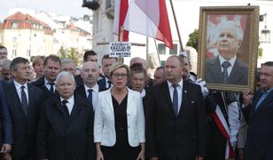 "Obrońcy Krzyża" wieszają psy na Dudzie. Nie zamierzają kończyć miesięcznic