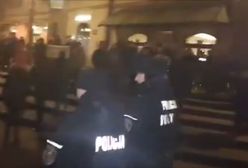 Emocjonalny film z kontrmanifestacji. "Napluliście mi w duszę"