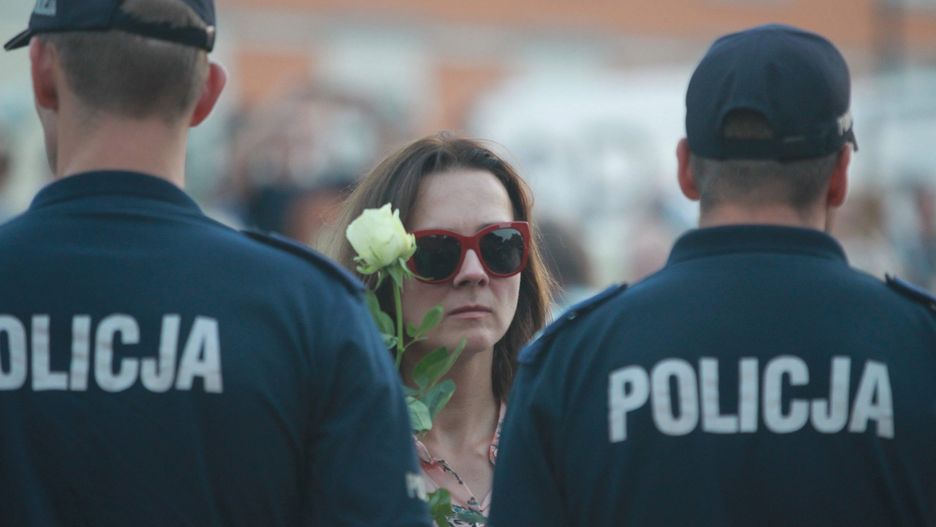 Policjanci na Krakowskim Przedmieściu w Warszawie podczas miesięcznicy katastrofy smoleńskiej.