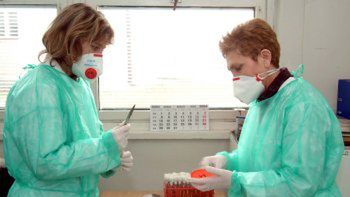 Pracownice sanepidu robią badania wymazu z gardła