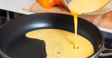 Jajka na jajecznicę wlewasz na zimną czy rozgrzaną patelnię? Szefowie kuchni nie mają wątpliwości