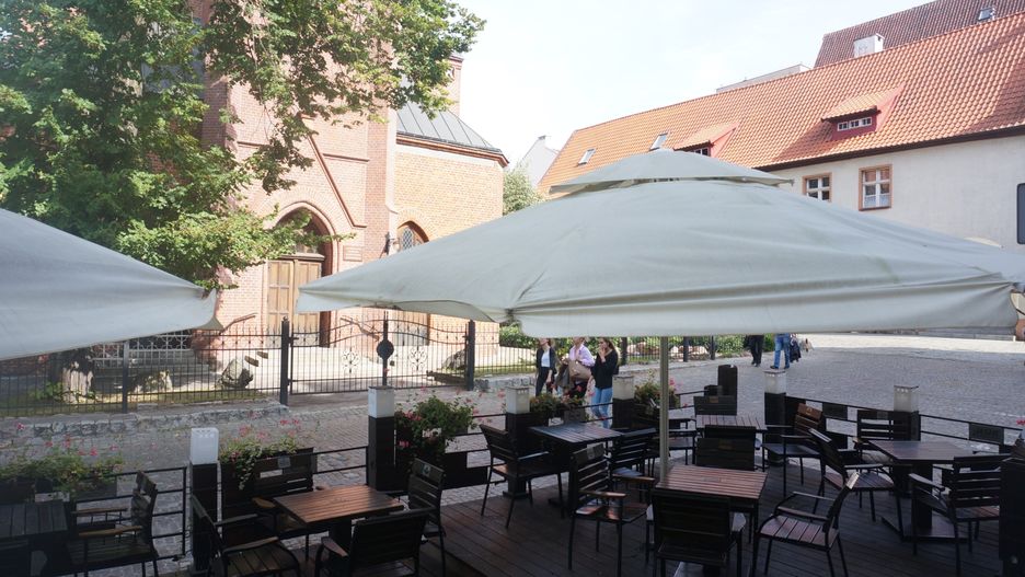 Mała i ciasna starówka, gdzie kościół stoi obok pubu - decyzja radnych musiała wywołać kontrowersje.                