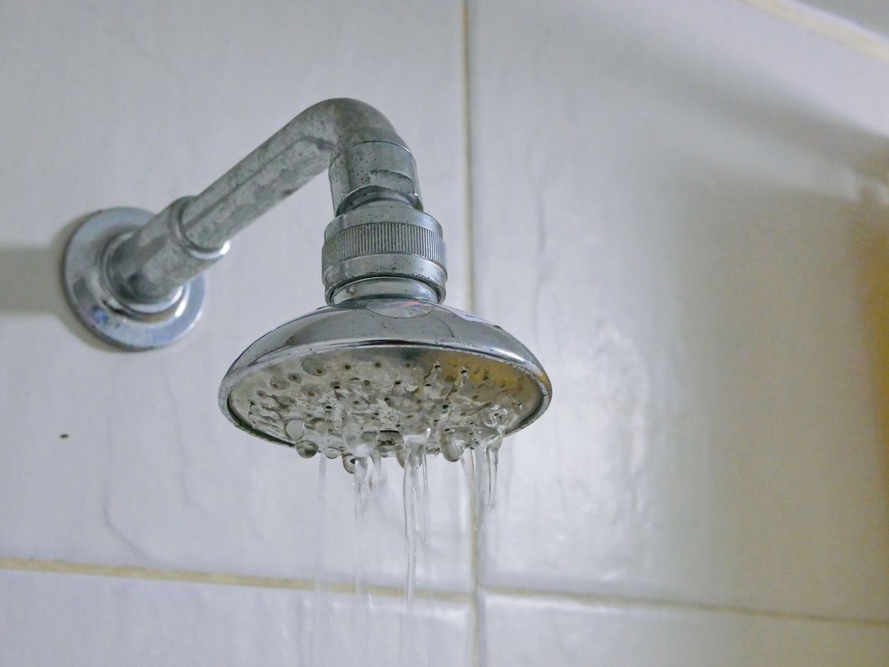Jak usunąć kamień ze słuchawki prysznicowej? Domowe sposoby