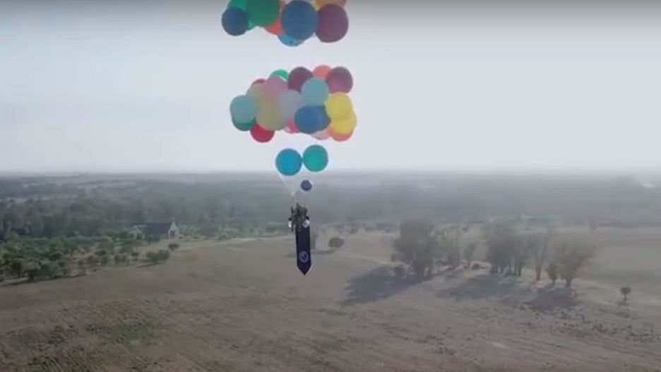 Wzniósł się w powietrze dzięki balonom napełnionym helem.