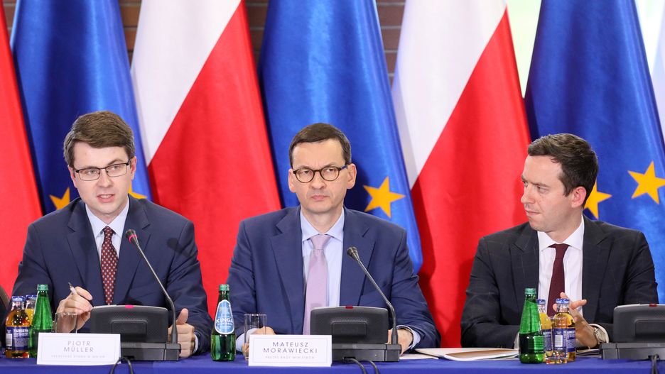 Piotr Müller (po lewej) i premier Mateusz Morawiecki podczas obrad oświatowego okrągłego stołu