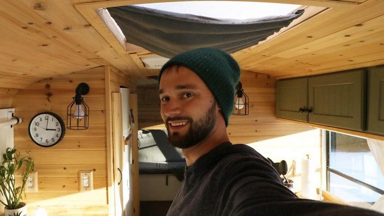 25-latek Michael Fuehrer zamienił stary szkolny autobus w dom na kółkach
