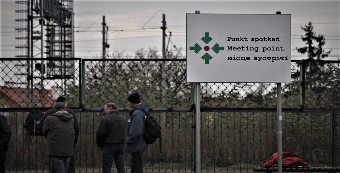 Przeniesiony bazarek oznakowano jako "punkt spotkań" 