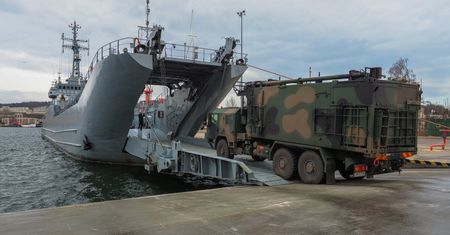 Litwa. Polski okręt ORP "Gniezno" uszkodzony podczas ćwiczeń. Rozpruty fragment burty