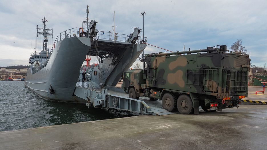 ORP "Gniezno" podczas załadunku w porcie