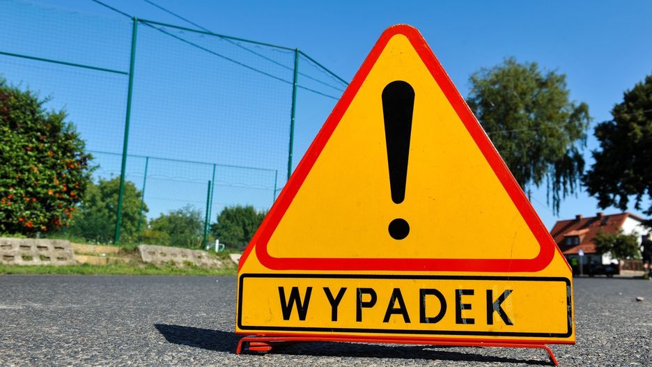 W miejscowości Gruczno, na drodze krajowej nr 5, doszło do wypadku drogowego. Na drodze zginął 25-letni mężczyzna. Kierowca samochodu osobowego zderzył się z ciężarówką.