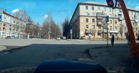 Chciał tylko wyprostować przekrzywiony sygnalizator. Stał się gwiazdą internetu