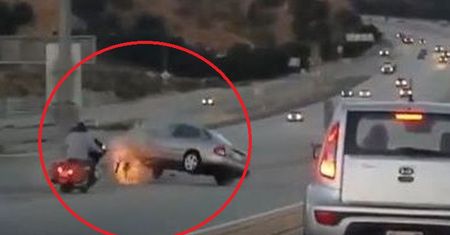 Motocyklista kopnął w auto. W odpowiedzi, kierowca zrobił coś przerażającego