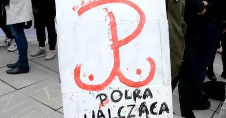 Zapadł wyrok ws. dorysowania piersi, do znaku Polski Walczącej. Decyzja sądu wywołała burzę