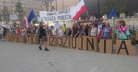 "Nalot na TVPiS" Wściekli widzowie protestowali przed siedzibą TVP Info