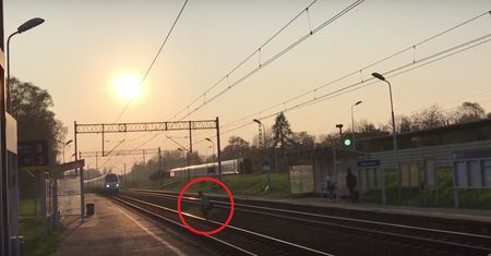 Sekundy od tragedii. Wskoczył na tory tuż przed rozpędzonym pociągiem