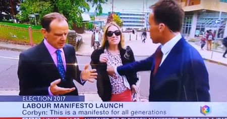 Ogromna wpadka dziennikarza BBC. Chciał tylko, by kobieta wyszła z kadru