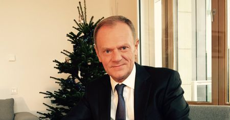 Donald Tusk angażuje się w akcję charytatywną. Internauci podzieleni
