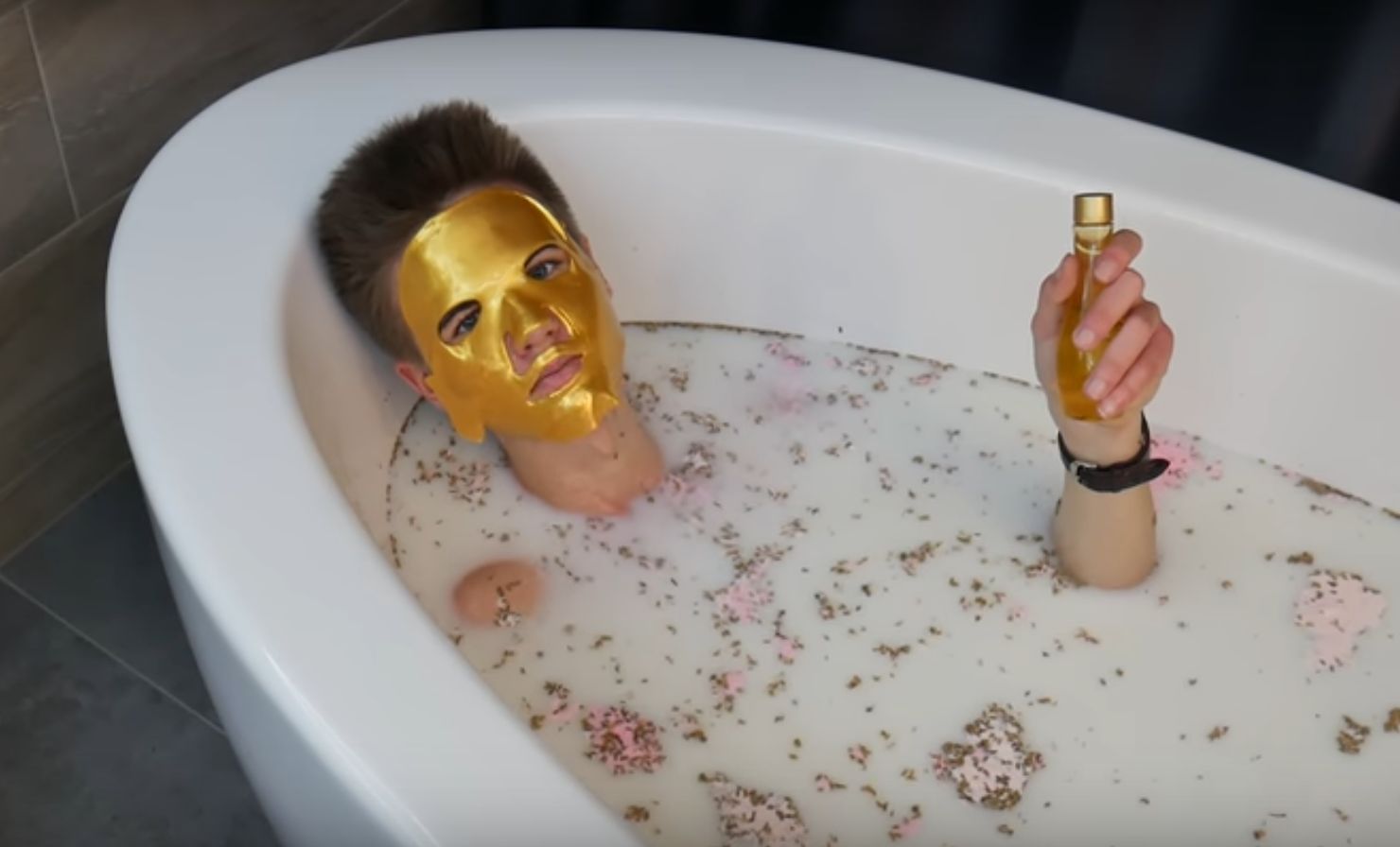 Młody youtuber uczy, jak żyć prestiżowo 