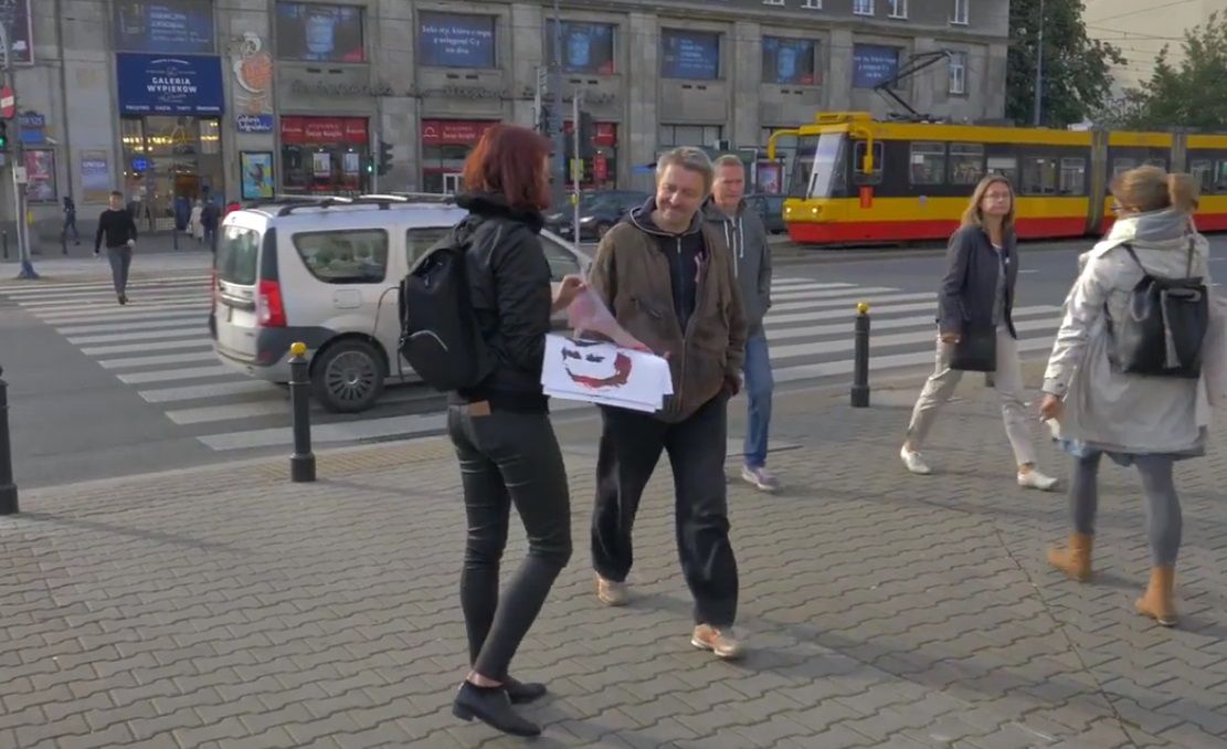 Portret Wałęsy rozdawany na ulicach. Trafił w ręce tysięcy przechodniów